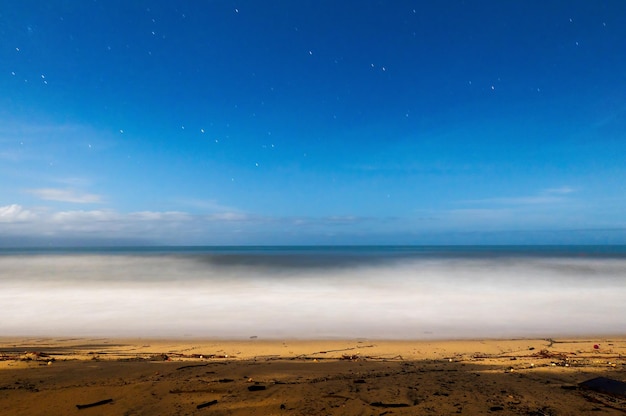 Nachtansicht des Meeres mit Sternenhimmel