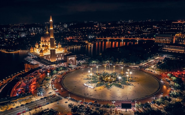 Foto nachtansicht des putra-platzes in putrajaya