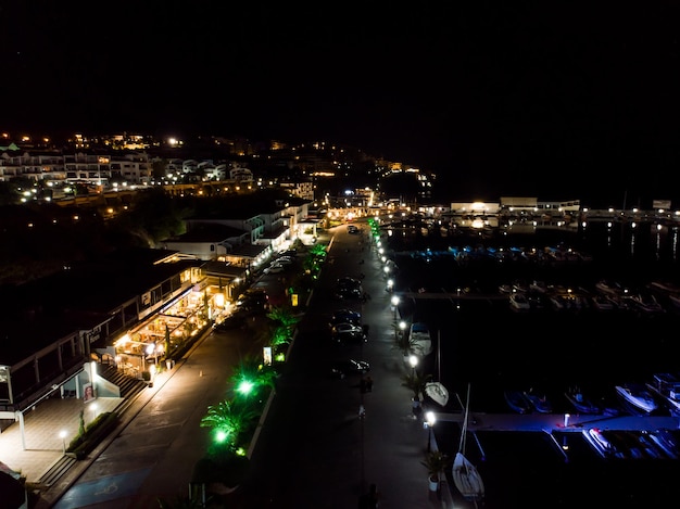 Nachtansicht des Seehafens von Sveti Vlas in Bulgarien Sommerferien in Europa Drohnenansicht für Luftaufnahmen