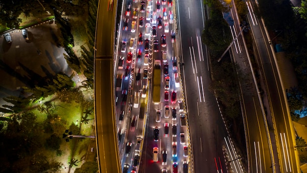 Nachtansicht des starken Verkehrs auf der Mautstraße