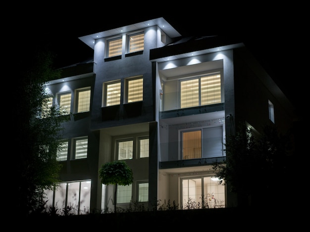Nachtansicht des weißen schönen modernen Hauses
