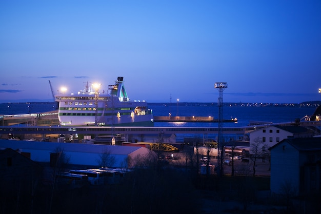 Nachtansicht eines angedockten Kreuzfahrtschiffes