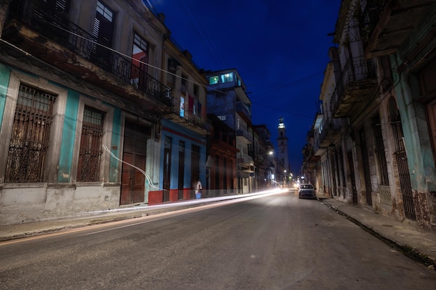 Nachtansicht in Wohngegend in der Altstadt von Havanna, Hauptstadt von Kuba