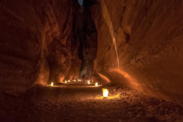 Nachtansicht mit Kerzen im Canyon Petra in Jordanien