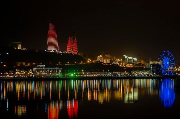 Nachtansicht von Baku mit dem Fernsehturm der Wolkenkratzer und der Küste des Kaspischen Meeres