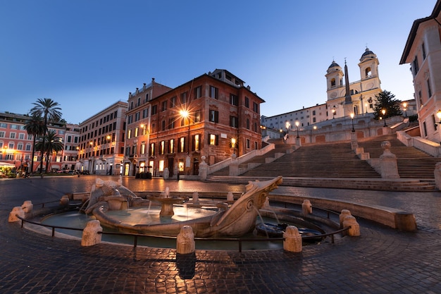 Nachtansicht von der Piazza di Spagna (Spaniens Platz) in Roma, Latium, Italien.