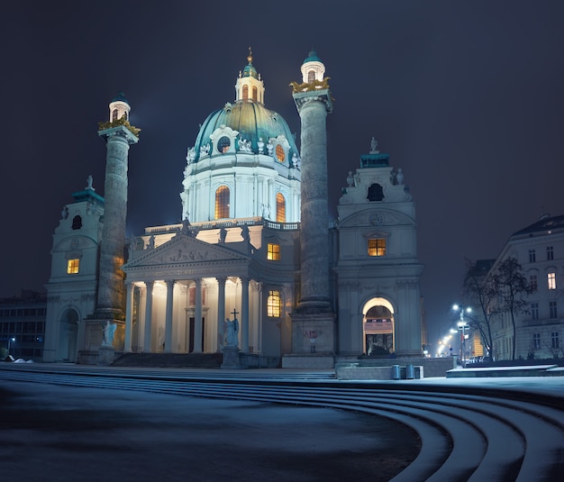 Nachtansicht von Karlskirche (Kirche von St Charles) in Wien mit Schnee