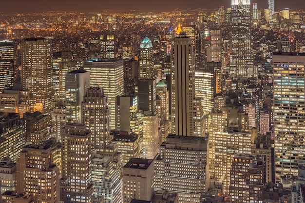 Nachtansicht von New York Manhattan während des Sonnenuntergangs