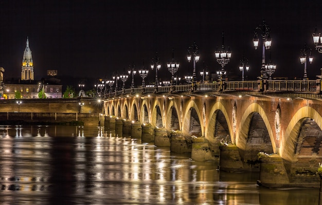 Nachtansicht von pont de pierre in bordeaux - aquitanien, frankreich