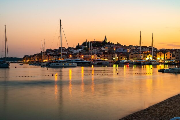 Foto nachtansicht von primosten in kroatien