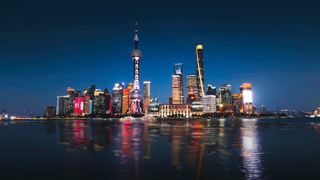 Nachtansicht von Shanghai und dem Huangpu-Fluss, China