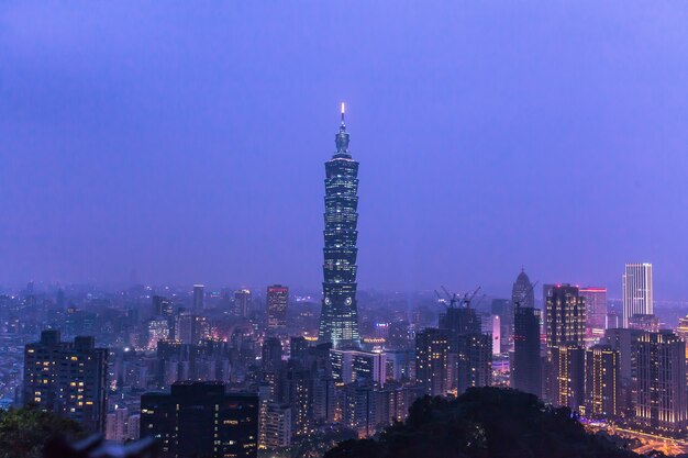 Nachtansicht von Taipeh mit dem berühmtesten Marksteingebäude, das Taiwan darstellt