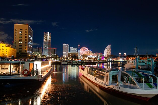 Nachtansicht von Yokohama mit sichtbaren Booten