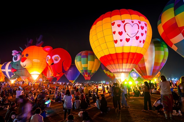 Nachtatmosphäre des 5. Internationalen Ballonfestivals in der Provinz Chiang Rai Thailand