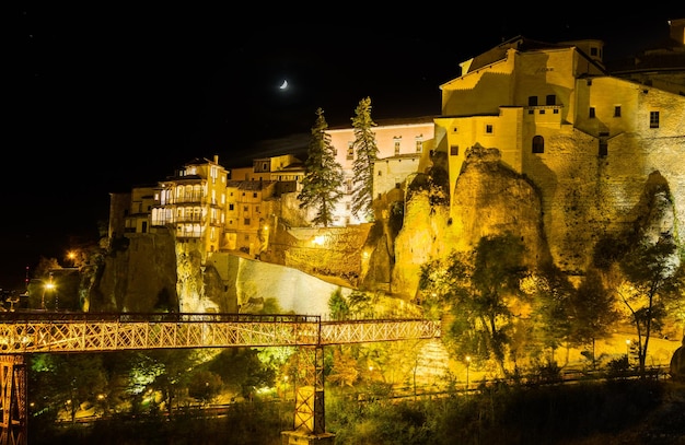 Nachtaufnahme von Cuenca in CastillaLa Mancha Spanien