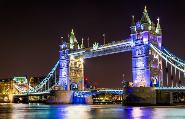 Nachtbeleuchtung der Tower Bridge in London - England