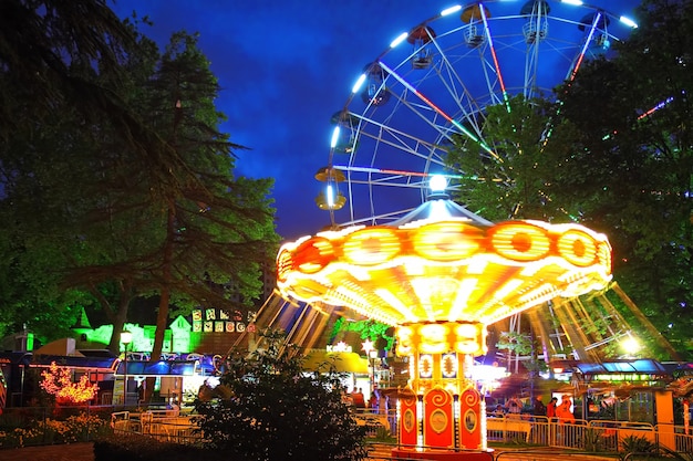 Nachtbeleuchtung im Park Riviera, Stadt Sotschi - Hauptstadt der Olympischen Spiele 2014, Russland.