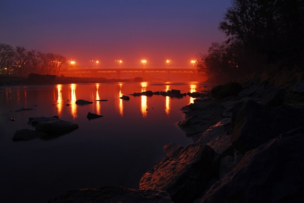 Nachtbrücke über den Fluss