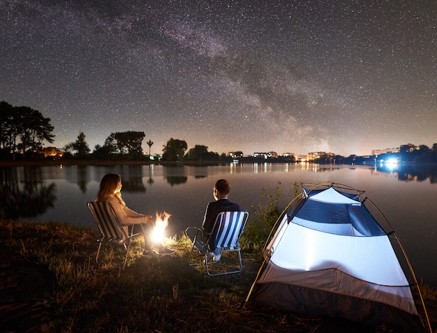 Nachtcamping am Seeufer