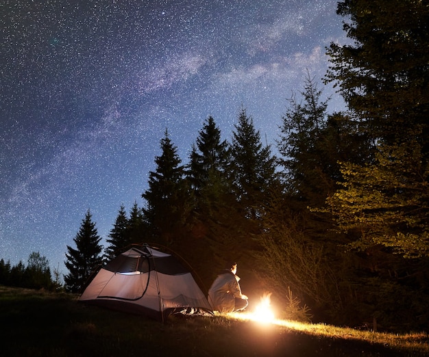 Nachtcamping in Bergen unter Sternenhimmel und Milchstraße