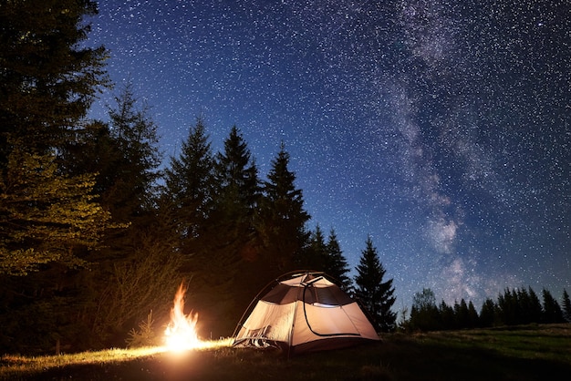 Nachtcamping in Bergen unter Sternenhimmel und Milchstraße