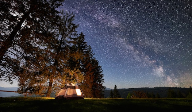 Nachtcamping in Bergen unter Sternenhimmel und Milchstraße