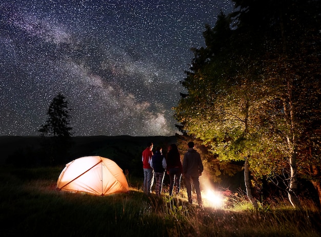 Nachtcamping in der Nähe des Waldes