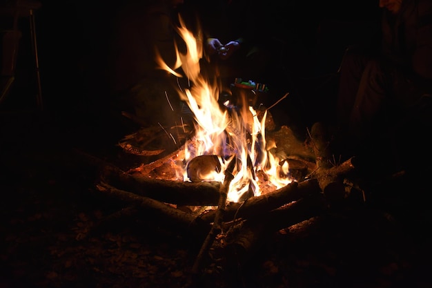 Nachtfeuer Feuer brennt nachts Brennholz brennt im Feuer