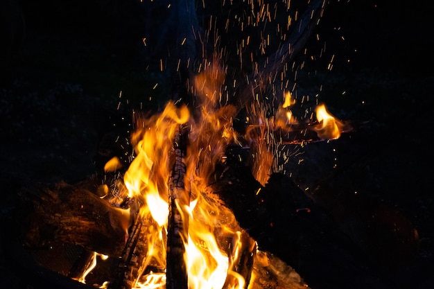 Nachtfeuer flammt Kohlen Lagerfeuer