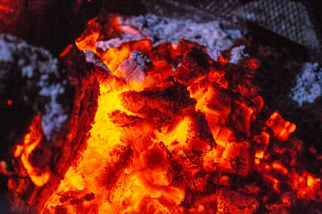 Nachtfeuer flammt Kohlen Lagerfeuer