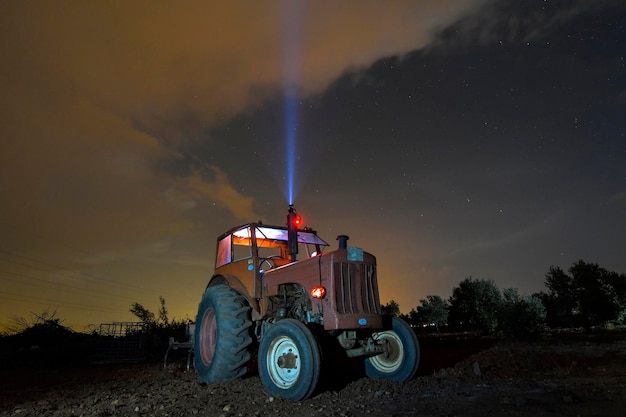 Nachtfotografie eines verlassenen Traktors