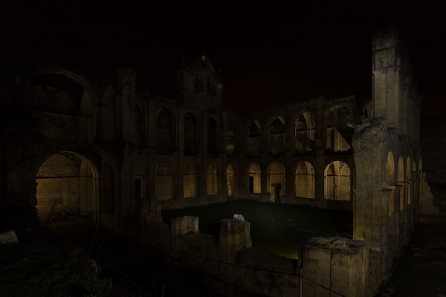 Nachtfotografie in den Ruinen des Klosters Santa Maria de Rioseco. Spanien.