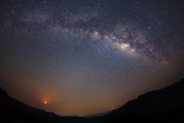 Nachtfotografie in Phitsanulok Milchstraßengalaxie mit Mond und Weltraumstaub im Universum