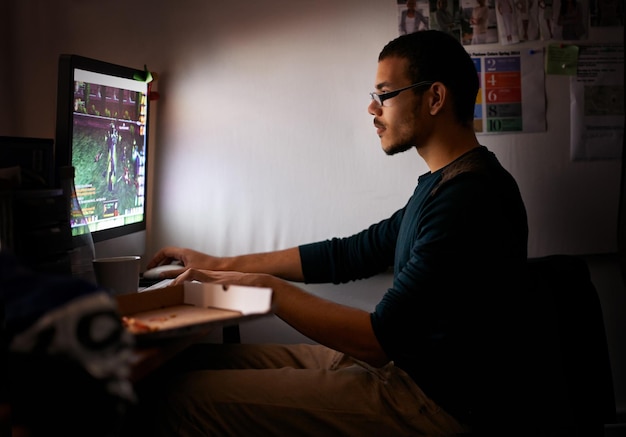 Nachtgamer oder Mann mit Computertechnik oder Tippen mit Esports oder Programmierer mit Nerd oder Geek Person zu Hause oder Kerl mit PC oder Online-Wettbewerb mit Darkroom oder RPG-Spieler mit Netzwerk oder Internet