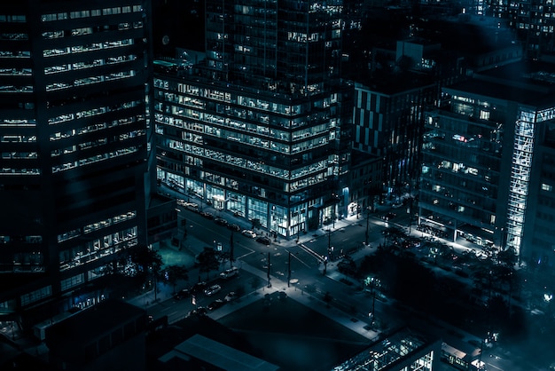 Nachtgebäude mit Lichtern und Autos in der Nacht in Montreal