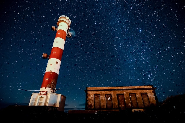 Nachthimmel-Bild eines Leuchtturm-Turms