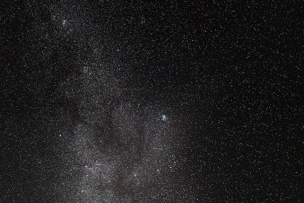 Nachthimmel mit Sternen und Milchstraße im Weltraum, Universumshintergrund