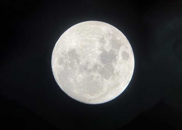 Nachthimmelhintergrund mit Mond am schwarzen Himmel Astro-Foto in der Sommernacht mit weichem, selektivem Fokus