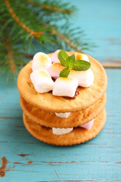 Nachtisch von den Plätzchen, von der Schokolade und vom Eibisch auf einem blauen Hintergrund im Weihnachtsdekor