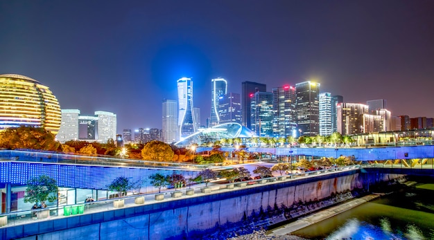 Nachtlandschaft der modernen städtischen Architekturlandschaft in Hangzhou