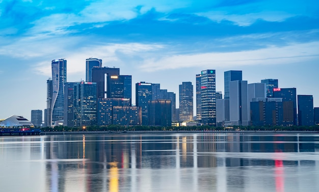 Nachtlandschaft der modernen städtischen Architekturlandschaft in Hangzhou