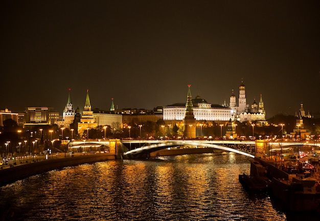 Nachtlandschaft der Stadt am Fluss