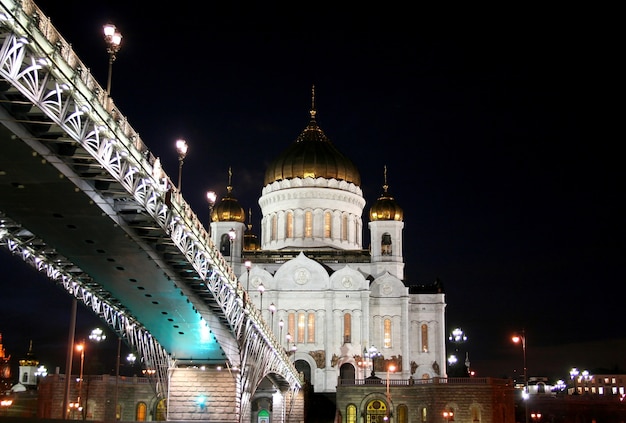 Nachtlandschaft die Brücke durch die Moskwa und die Kathedrale Christi des Erlösers in der Stadt Moskau