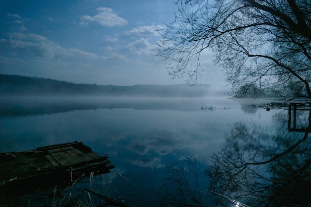 Nachtlandschaft eines malerischen Flusses mit Piernebel und Vollmond