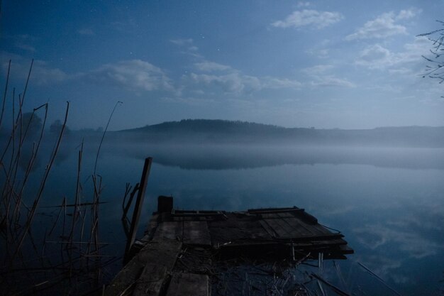 Nachtlandschaft eines malerischen Flusses mit Piernebel und Vollmond