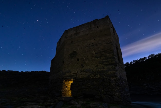 Nachtlandschaft mit alten Strukturen.