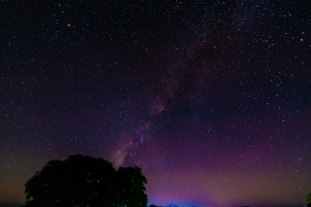 Nachtlandschaft mit bunter Milchstraße