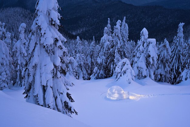 Nachtlandschaft mit einem Schnee-Iglu mit Licht Extreme Haus Winter im Berg