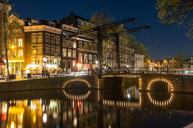 Nachtlandschaft mit Häusern und Kanal in Amsterdam