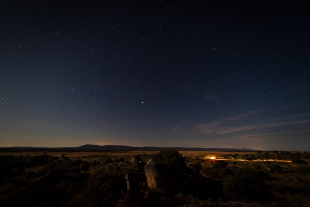 Nachtlandschaft mit mondschein im naturgebiet barruecos extremadura spanien